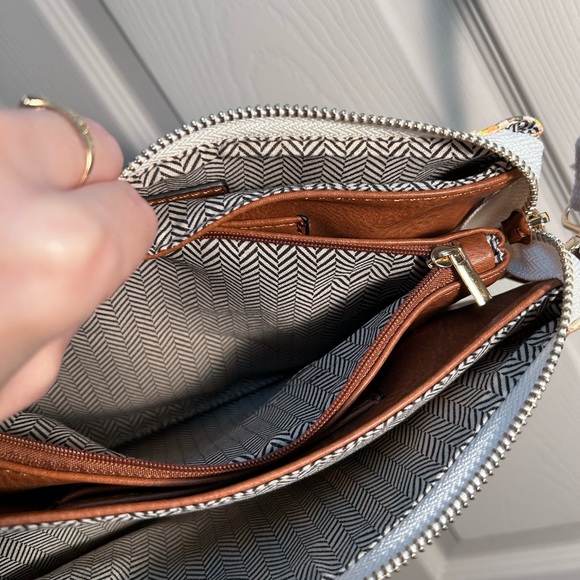 Jen & Co Izzy Crossbody w/Guitar Strap - Picture 10 of 16